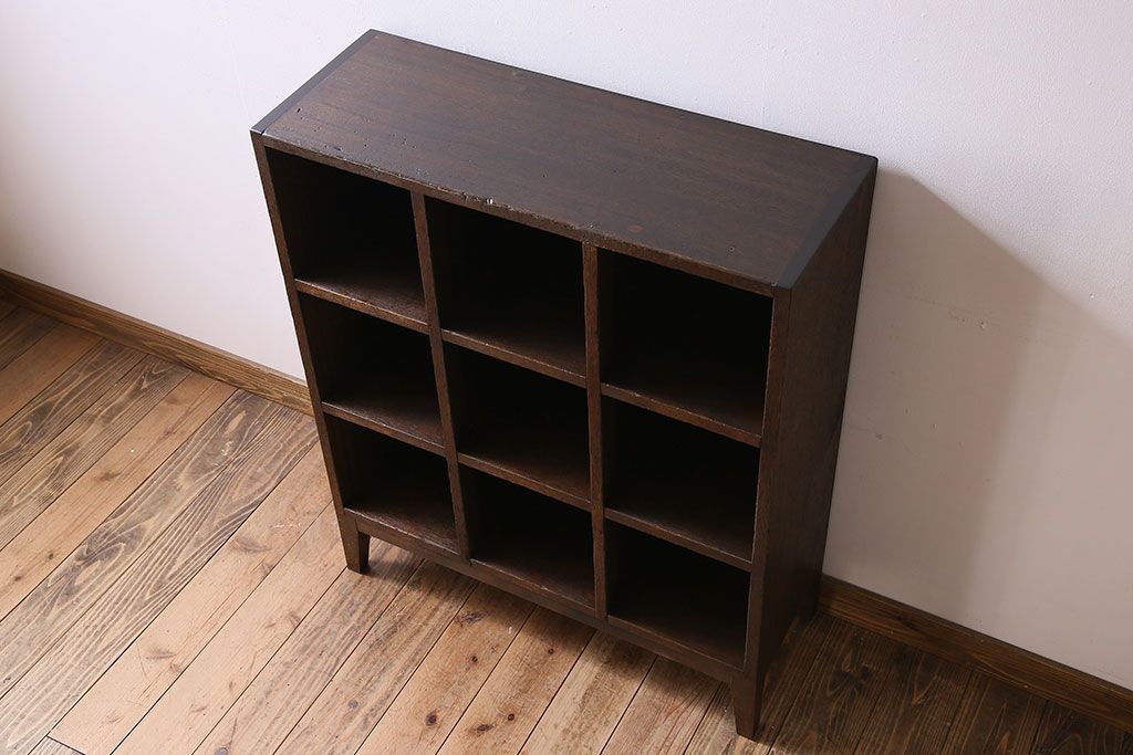 レトロ家具　アンティーク　シンプルでレトロな脚付きマス目棚