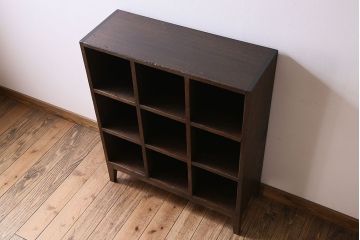 レトロ家具　アンティーク　シンプルでレトロな脚付きマス目棚