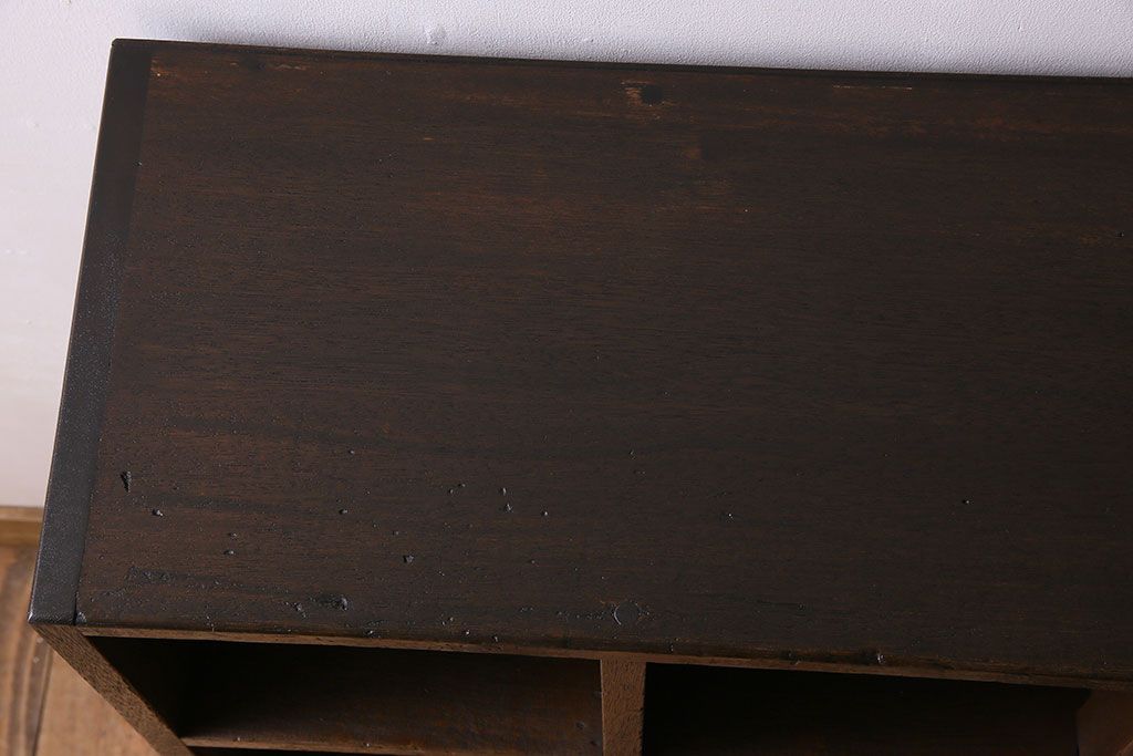 レトロ家具　アンティーク　シンプルでレトロな脚付きマス目棚