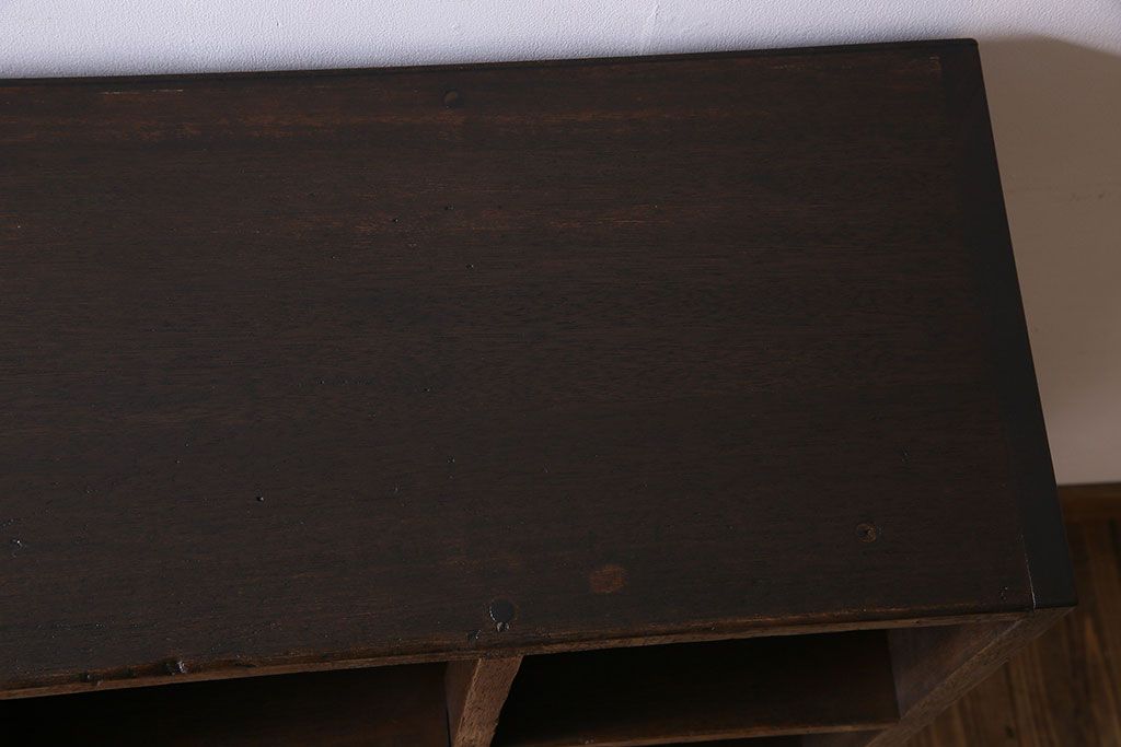 レトロ家具　アンティーク　シンプルでレトロな脚付きマス目棚