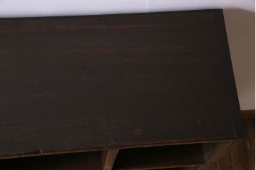 レトロ家具　アンティーク　シンプルでレトロな脚付きマス目棚