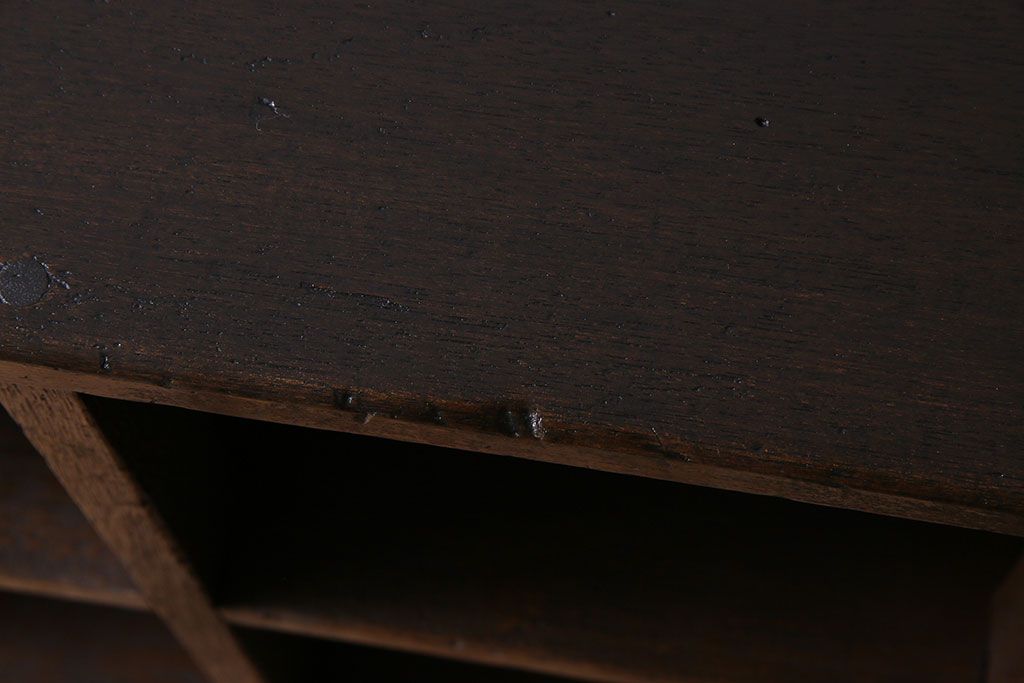 レトロ家具　アンティーク　シンプルでレトロな脚付きマス目棚