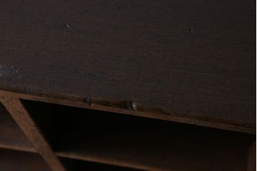 レトロ家具　アンティーク　シンプルでレトロな脚付きマス目棚