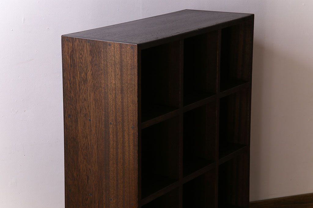 レトロ家具　アンティーク　シンプルでレトロな脚付きマス目棚