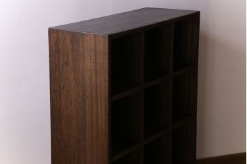 レトロ家具　アンティーク　シンプルでレトロな脚付きマス目棚