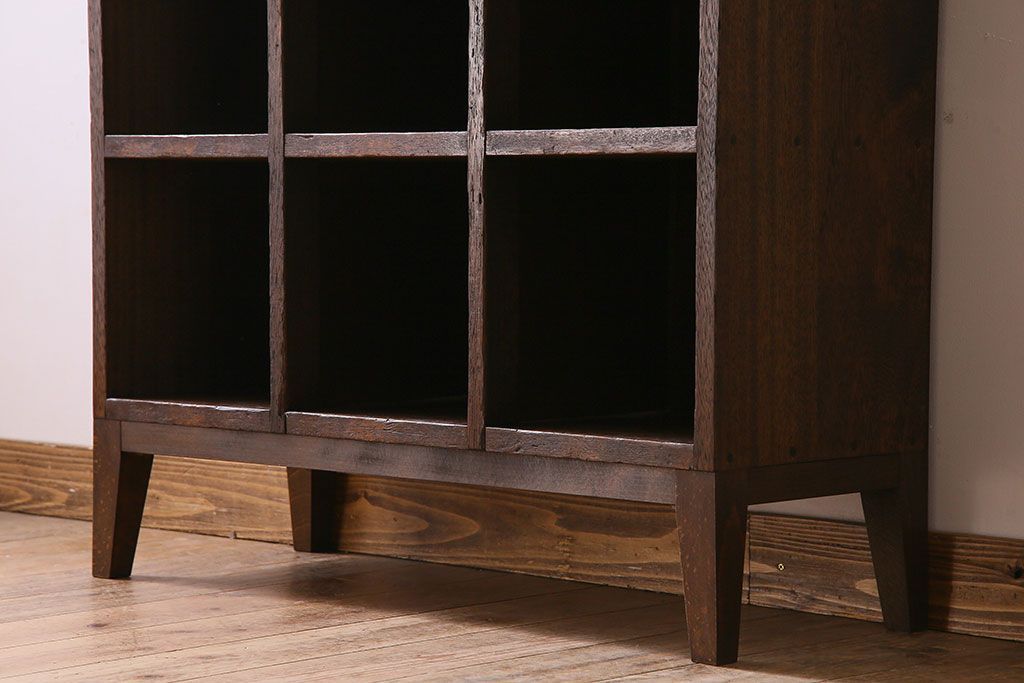 レトロ家具　アンティーク　シンプルでレトロな脚付きマス目棚