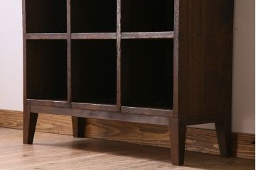 レトロ家具　アンティーク　シンプルでレトロな脚付きマス目棚