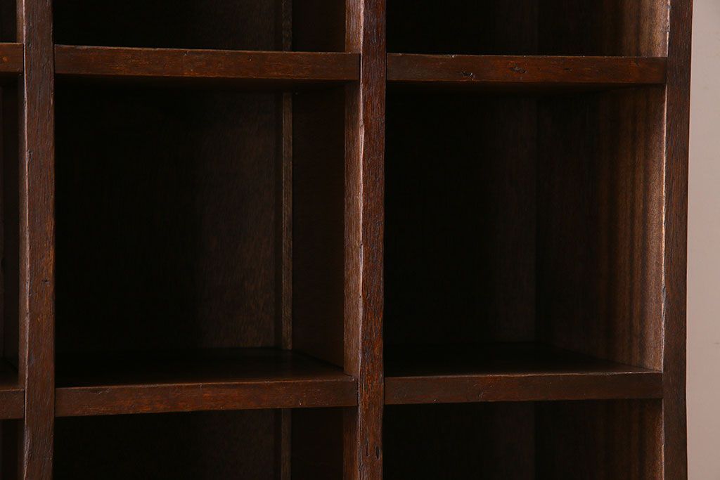 レトロ家具　アンティーク　シンプルでレトロな脚付きマス目棚