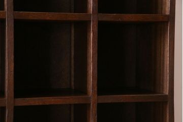 レトロ家具　アンティーク　シンプルでレトロな脚付きマス目棚