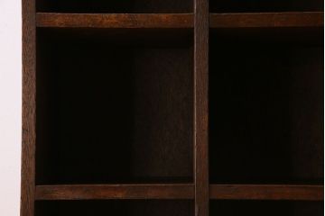 レトロ家具　アンティーク　シンプルでレトロな脚付きマス目棚