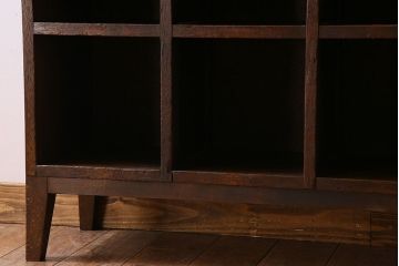 レトロ家具　アンティーク　シンプルでレトロな脚付きマス目棚