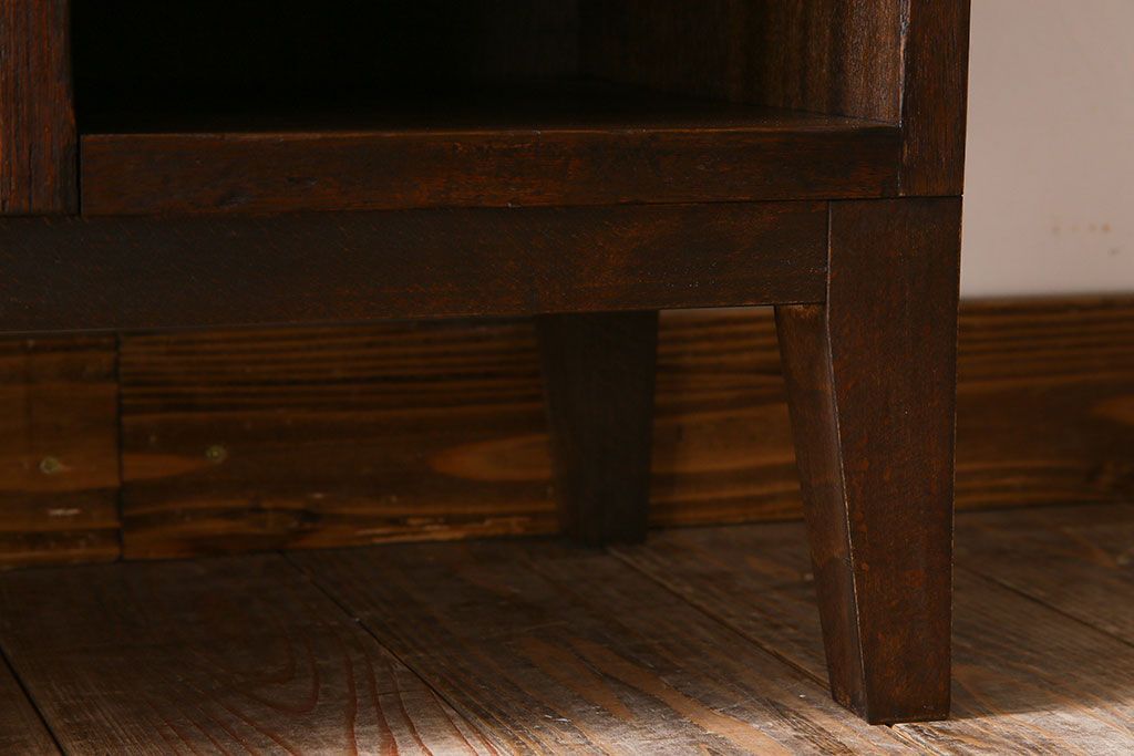 レトロ家具　アンティーク　シンプルでレトロな脚付きマス目棚