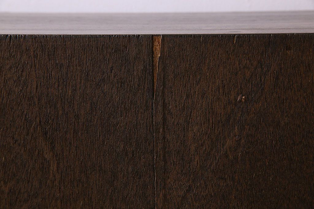 レトロ家具　アンティーク　シンプルでレトロな脚付きマス目棚