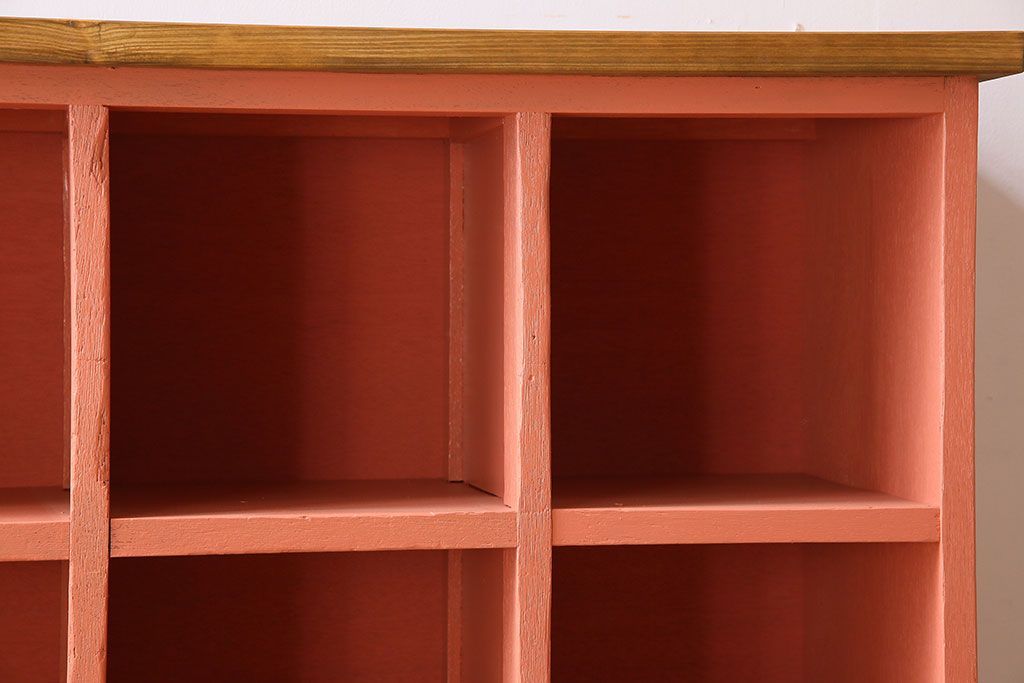 レトロ家具　脚付き!　シンプルレトロなマス目棚(収納棚、飾り棚)