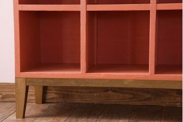 レトロ家具　脚付き!　シンプルレトロなマス目棚(収納棚、飾り棚)