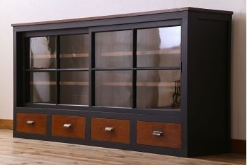 アンティーク家具　アンティーク　モダンなペイントガラス戸棚