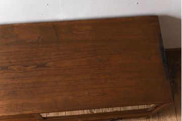 アンティーク家具　和製アンティーク　脚付のシンプルな時代箪笥ローボード