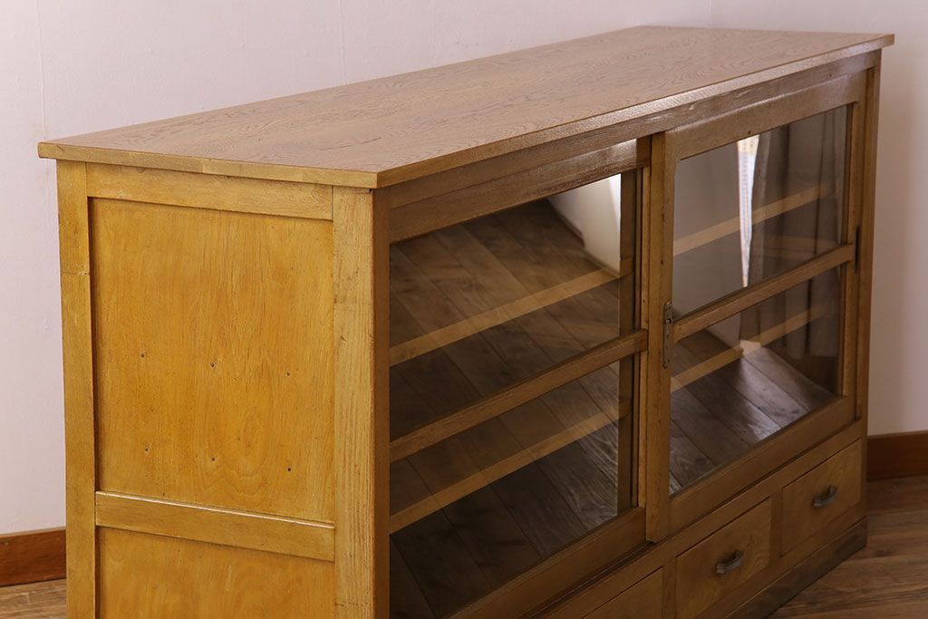 レトロ家具　昭和レトロ　シンプルなデザインのサイドボード(カウンターテーブル・収納棚・食器棚)