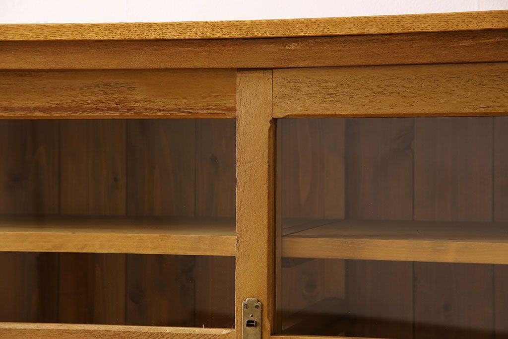 レトロ家具　昭和レトロ　シンプルなデザインのサイドボード(カウンターテーブル・収納棚・食器棚)