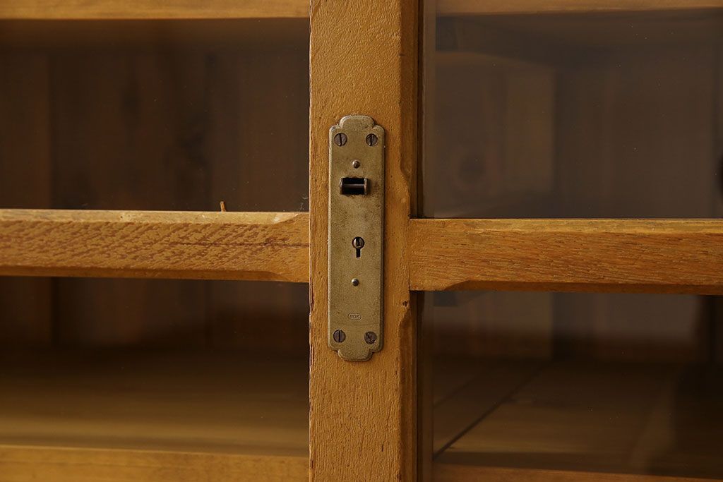 レトロ家具　昭和レトロ　シンプルなデザインのサイドボード(カウンターテーブル・収納棚・食器棚)