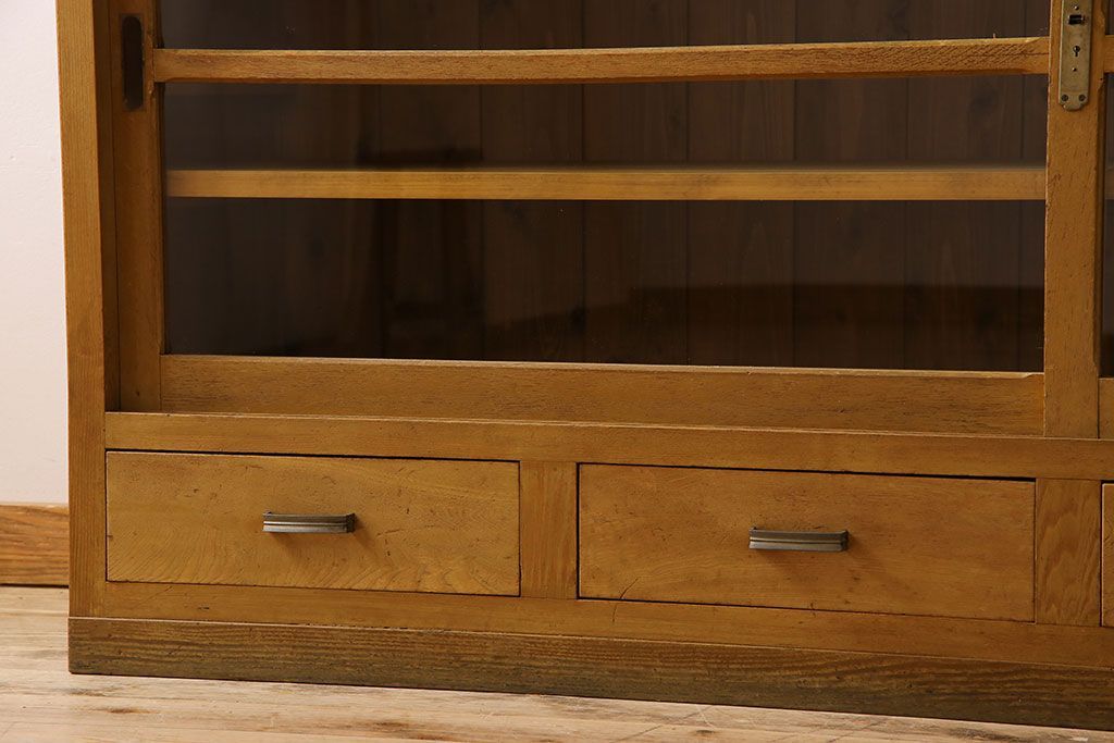 レトロ家具　昭和レトロ　シンプルなデザインのサイドボード(カウンターテーブル・収納棚・食器棚)