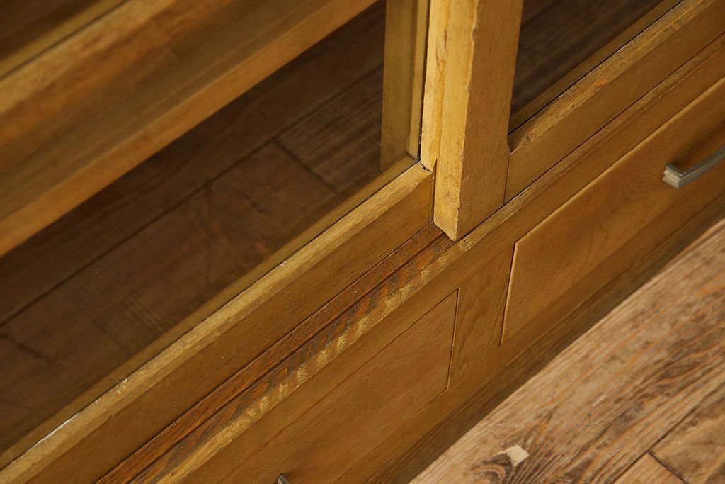 レトロ家具　昭和レトロ　シンプルなデザインのサイドボード(カウンターテーブル・収納棚・食器棚)