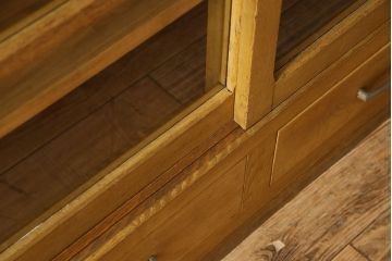 レトロ家具　昭和レトロ　シンプルなデザインのサイドボード(カウンターテーブル・収納棚・食器棚)