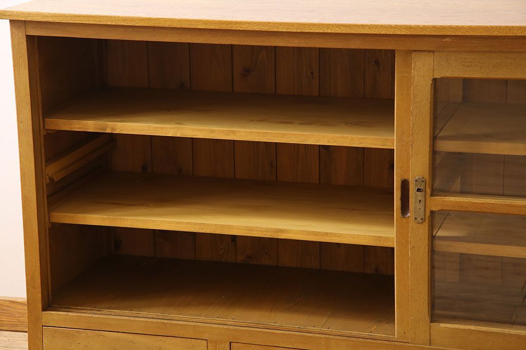 レトロ家具　昭和レトロ　シンプルなデザインのサイドボード(カウンターテーブル・収納棚・食器棚)