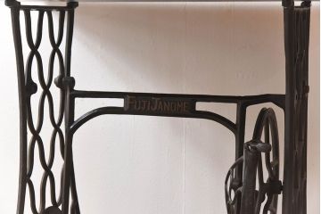 レトロ家具　アンティーク　FUJI JANOME(富士ジャノメミシン)  レトロな足踏みミシンテーブル