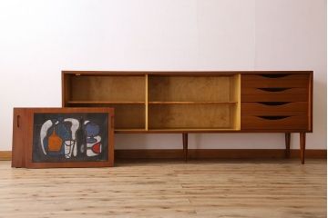 ヴィンテージ家具　フランス製　ビンテージ　VIGHEROH　スタイリッシュなデザインの大型サイドボード