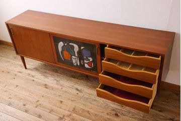 ヴィンテージ家具　フランス製　ビンテージ　VIGHEROH　スタイリッシュなデザインの大型サイドボード