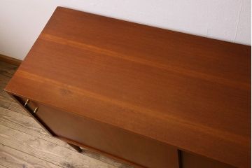 ヴィンテージ家具　フランス製　ビンテージ　VIGHEROH　スタイリッシュなデザインの大型サイドボード