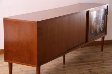 ヴィンテージ家具　フランス製　ビンテージ　VIGHEROH　スタイリッシュなデザインの大型サイドボード