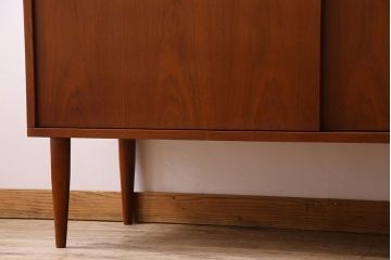 ヴィンテージ家具　フランス製　ビンテージ　VIGHEROH　スタイリッシュなデザインの大型サイドボード