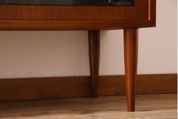 ヴィンテージ家具　フランス製　ビンテージ　VIGHEROH　スタイリッシュなデザインの大型サイドボード