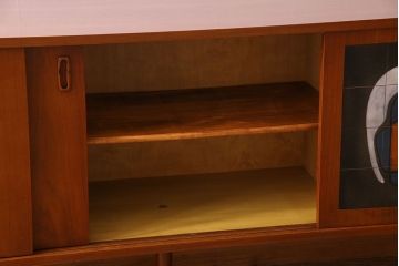 ヴィンテージ家具　フランス製　ビンテージ　VIGHEROH　スタイリッシュなデザインの大型サイドボード