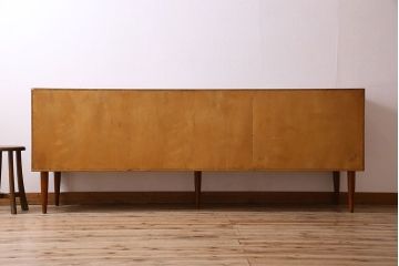 ヴィンテージ家具　フランス製　ビンテージ　VIGHEROH　スタイリッシュなデザインの大型サイドボード