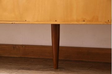 ヴィンテージ家具　フランス製　ビンテージ　VIGHEROH　スタイリッシュなデザインの大型サイドボード