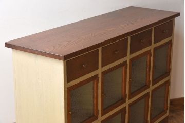 アンティーク家具　アンティーク　結霜ガラスが美しいペイント収納棚(カウンターテーブル)