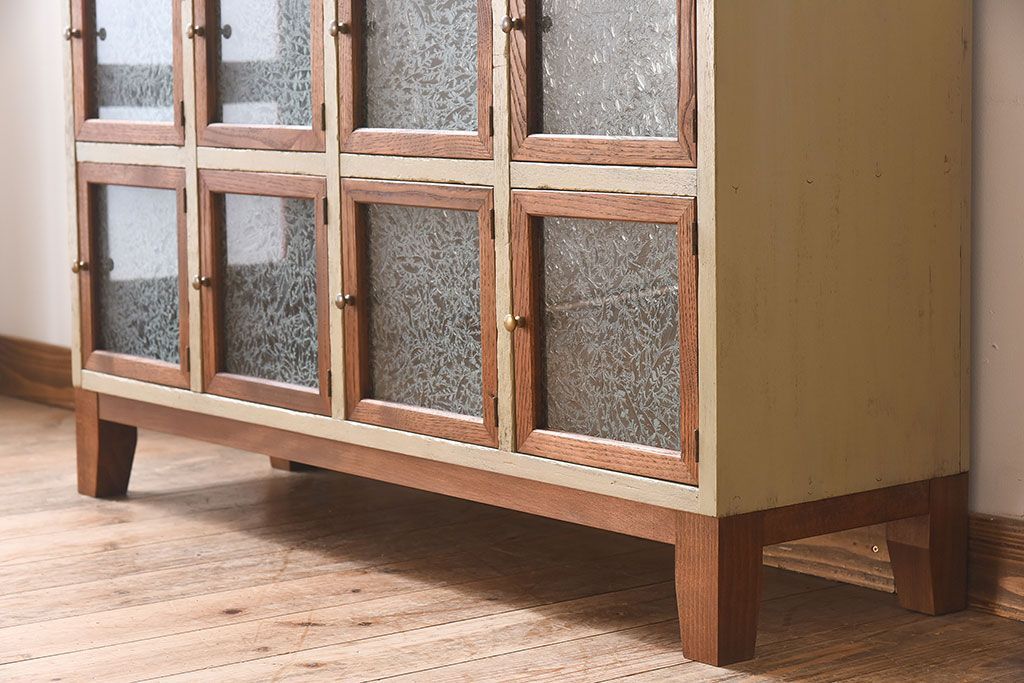 アンティーク家具　アンティーク　結霜ガラスが美しいペイント収納棚(カウンターテーブル)