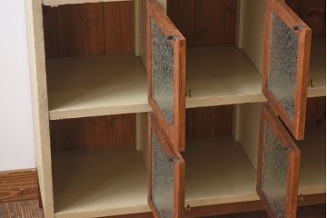 アンティーク家具　アンティーク　結霜ガラスが美しいペイント収納棚(カウンターテーブル)