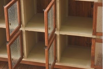 アンティーク家具　アンティーク　結霜ガラスが美しいペイント収納棚(カウンターテーブル)