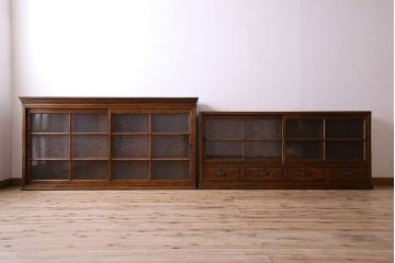 アンティーク家具　和製アンティーク　極上品!結霜ガラス引き戸の二段重ね収納棚(食器棚・水屋箪笥)