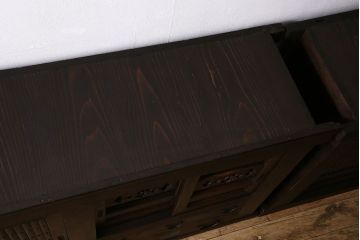 アンティーク家具　和製アンティーク　六尺　古い木の趣ある丸桟引き戸の水屋箪笥