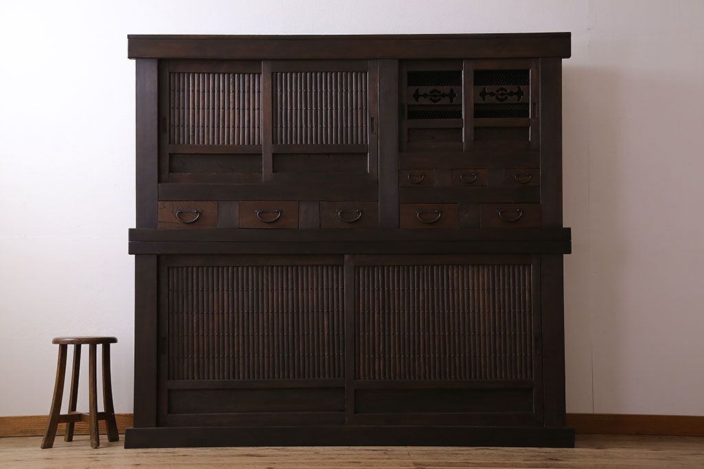 アンティーク家具　和製アンティーク　六尺　古い木の趣ある丸桟引き戸の水屋箪笥