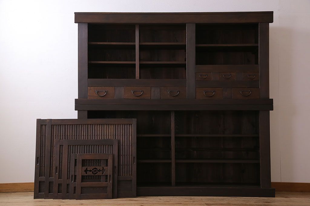 アンティーク家具　和製アンティーク　六尺　古い木の趣ある丸桟引き戸の水屋箪笥