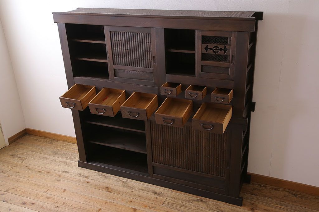 アンティーク家具　和製アンティーク　六尺　古い木の趣ある丸桟引き戸の水屋箪笥