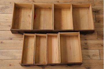 アンティーク家具　和製アンティーク　六尺　古い木の趣ある丸桟引き戸の水屋箪笥