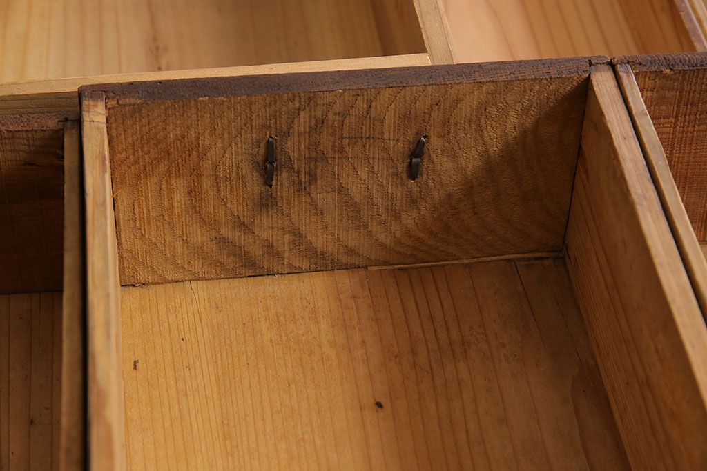 アンティーク家具　和製アンティーク　六尺　古い木の趣ある丸桟引き戸の水屋箪笥