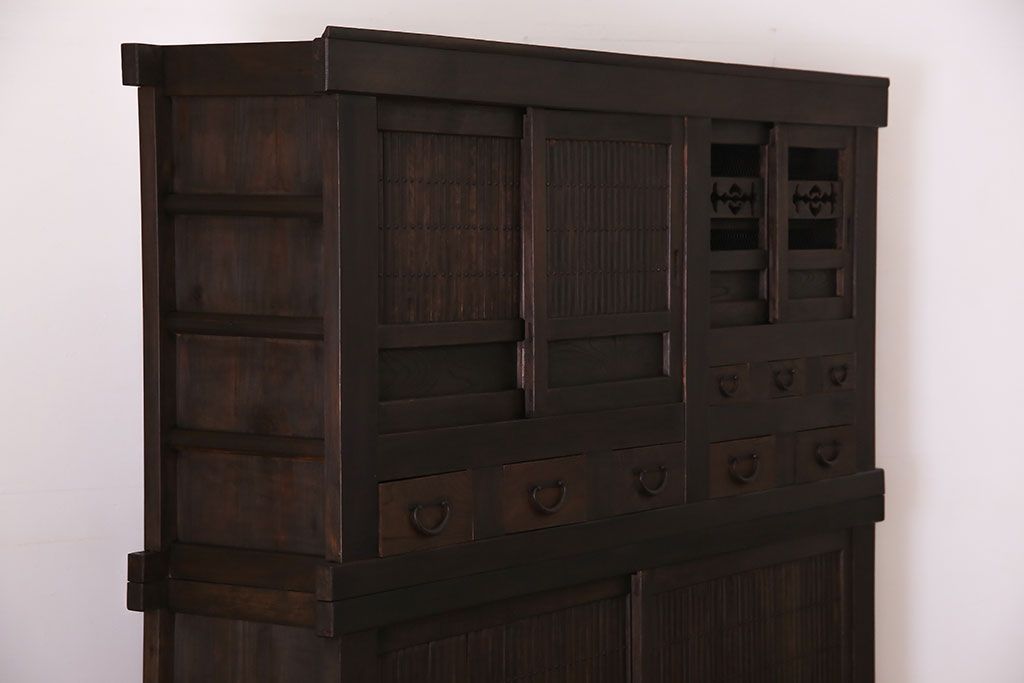 アンティーク家具　和製アンティーク　六尺　古い木の趣ある丸桟引き戸の水屋箪笥